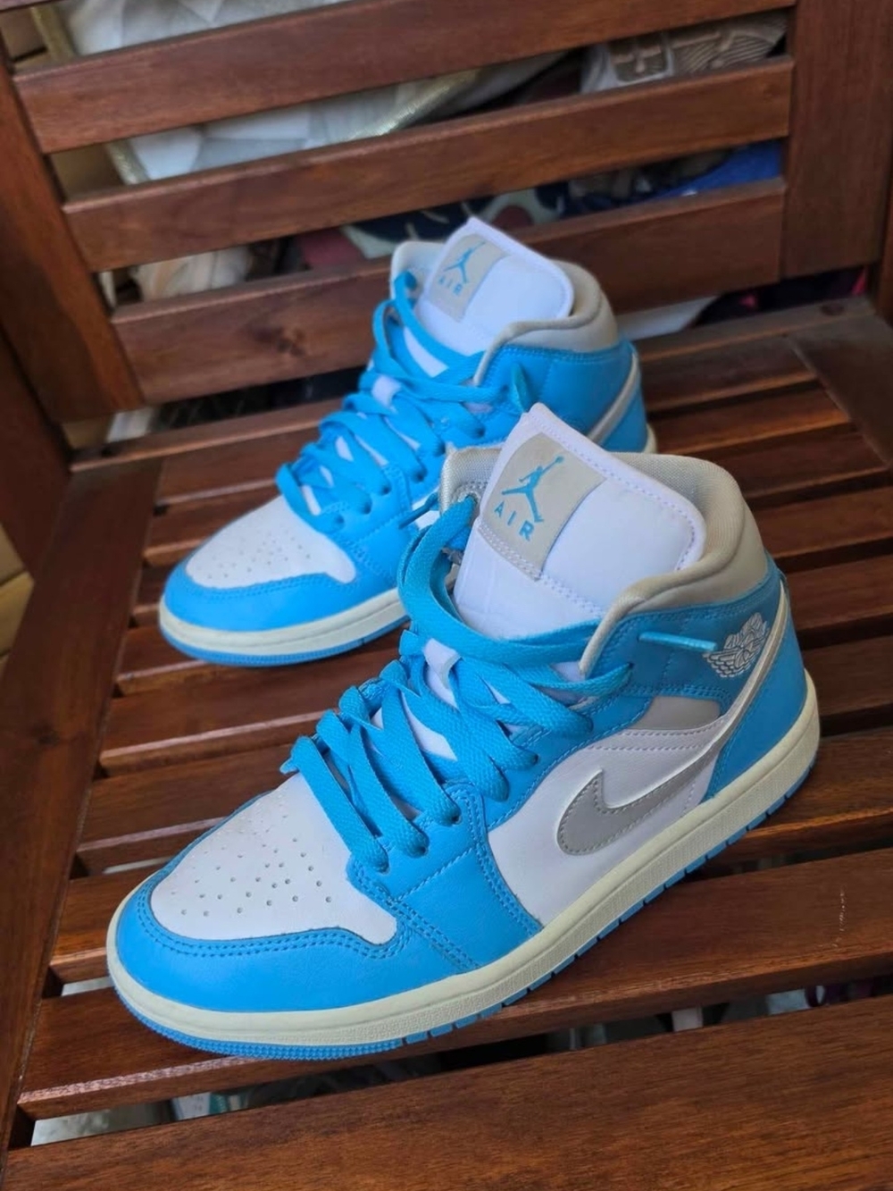 Air Jordan 1 Mid Women’s Size 7